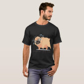 実存主義的な混乱で汗をかくパグのミーム Tシャツ (正面フル)
