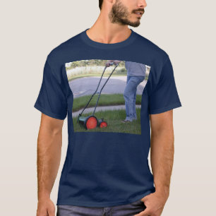 実質の人の使用巻き枠の芝刈り機の服装 Tシャツ