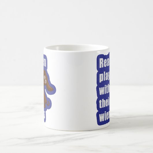 実質の人は彼らのウインナー、おもしろいなダックスフントと遊びます コーヒーマグカップ (中央)