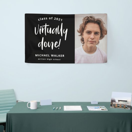 実質的に卒業発表を行う 横断幕 (トレードショー)