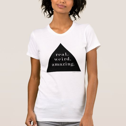 実質。 風変わり。 驚かせること。 - Tシャツ (正面)