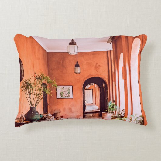 室内のエリア近傍に植物を有するプランター アクセントクッション (正面)