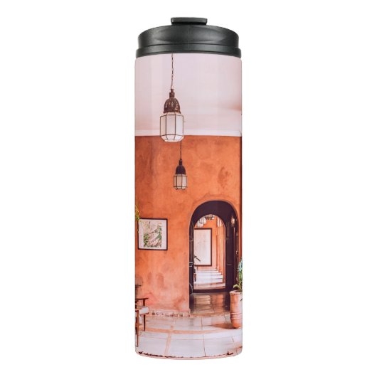 室内のエリア近傍に植物を有するプランター タンブラー (正面)