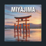 宮島空中鳥居厳島神社旅行 マグネット<br><div class="desc">宮島は、日本の広島県の小さな島で、息をのむような景色と深い文化の重要性で有名である。ユネスコ世界最高の伝統地厳島神社の浮き鳥居で知られる。満潮時には朱色の門が水面に浮き上がり、日本を代表する眺望を作り出す。12世紀のデートすることである神社自体は、自然と調和したクラシックの神道建築を展示している。また、山弥山の森の斜面に点在する穏やかな仏教寺院である大聖院など数々の寺院が立ち並んでいる。スピリチュアルの目印を超えて素晴らし自然美しいを提供する宮島は、秋には紅葉の紅葉を楽しめるカエデや自由に動く野生の鹿など。瀬戸内海を一望できる絶景としては、ロープウェイを利用したり、山御前をハイキングしたりすることも可能。新鮮な牡蠣や紅葉饅頭など島の郷土料理が魅力。宮島は歴史と文化、自然が融合し、日本の賑やかな都市から穏やかな脱出を求める人々にとって欠かせない場所である。</div>