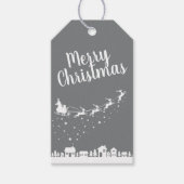 家々の上を飛ぶサンタクロースのスレイとトナカイ ギフトタグ (正面)