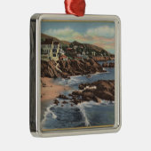 家が付いているアーチのビーチの眺め メタルオーナメント (右)