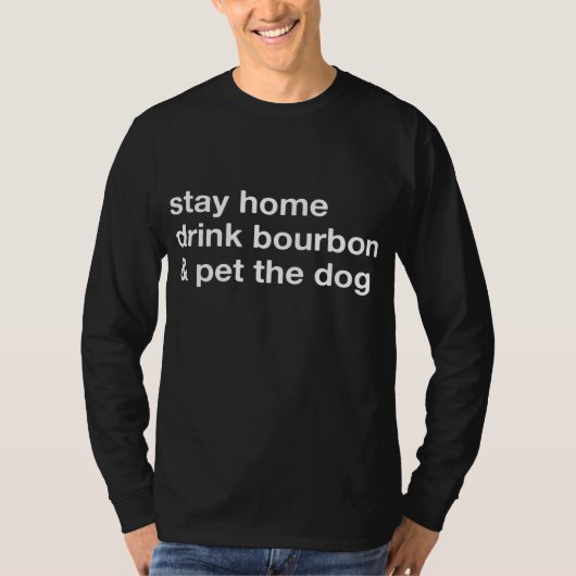 家にいてバーボンを飲んで犬と触れ合うギフト Tシャツ (正面)