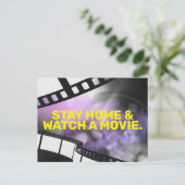 家にいて映画を見る ポストカード (スタンド正面)