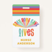 家に住救み虹のカラフル贈り物 バッジ (正面)