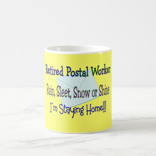 "家に居る郵便局員雨みぞれの雪" コーヒーマグカップ (中央)