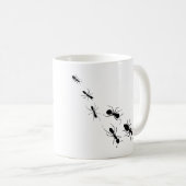 家のアリが行進に行く コーヒーマグカップ (正面右)