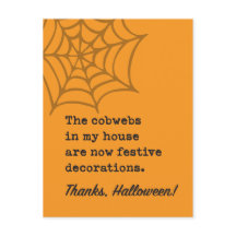 家のクモの巣はハロウィーン装飾のジョークである