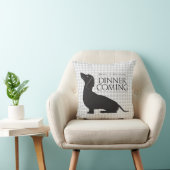 家のダックスフント"夕食"は装飾用クッションを来ています クッション (椅子)