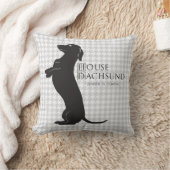 家のダックスフント"夕食"は装飾用クッションを来ています クッション (ブランケット)