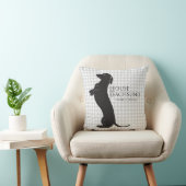 家のダックスフント"夕食"は装飾用クッションを来ています クッション (椅子)