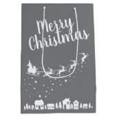 家の上のサンタのそり飛んでいるとトナカイ ミディアムペーパーバッグ (裏面)