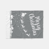 家の上のサンタ飛んでいるのソリのシルエット フリースブランケット (正面(横))