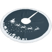 家の上のサンタ飛んでいるのソリのシルエット ブラッシュドポリエステルツリースカート (アングル)