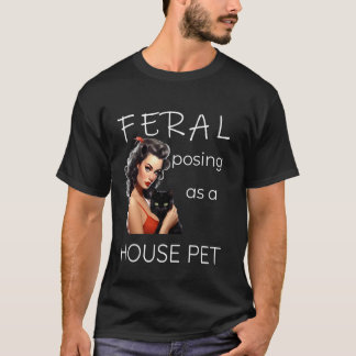 家の中のペットに化けたFeral、ピンアップスタイルの女性と Tシャツ