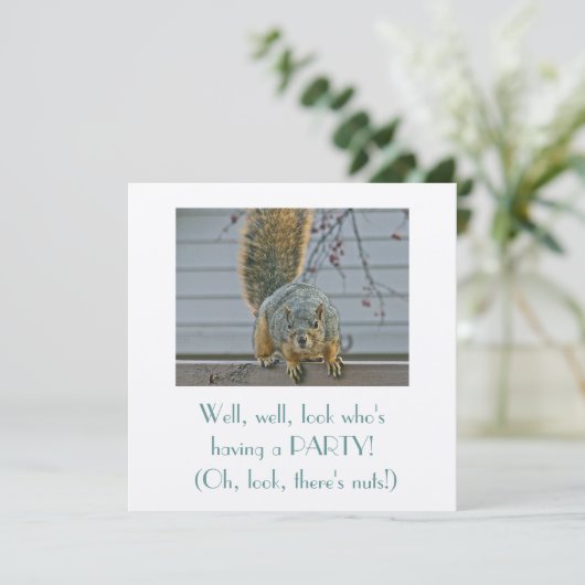 家の中を見ているフェンスの奇妙なリス 招待状 (スタンド正面)