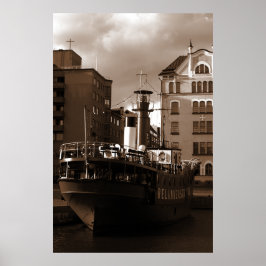 家の前の鋼製船 ポスター