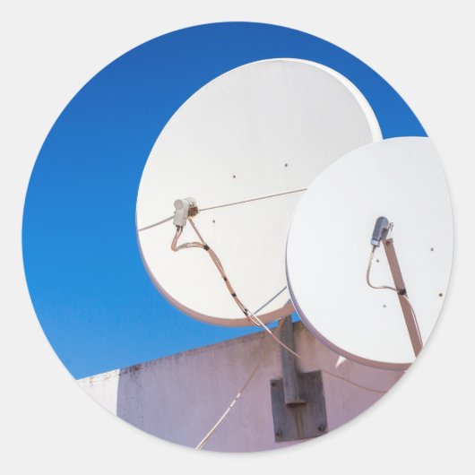 家の壁に2つの白い衛星料理 ラウンドシール (正面)