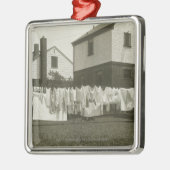 家の外の洗浄ライン メタルオーナメント (左)