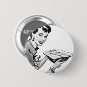 家の調理された食事を持つレトロの女性 缶バッジ (正面&裏面)