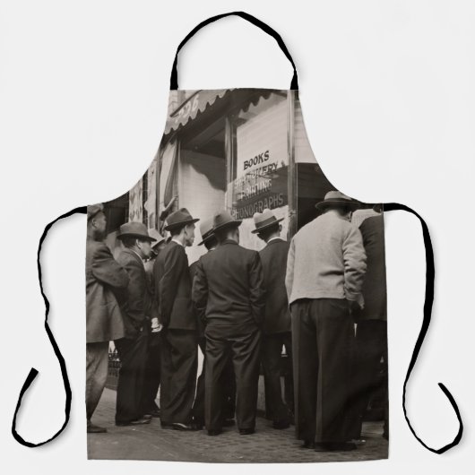 家の近くに立つ男性のグレースケール写真 エプロン (正面)