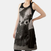 家の近くに立つ男性のグレースケール写真 エプロン (インサイチュ)