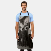 家の近くに立つ男性のグレースケール写真 エプロン (着用した状態)