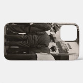 家の近くに立つ男性のグレースケール写真 Case-Mate iPhoneケース (裏面 (横))