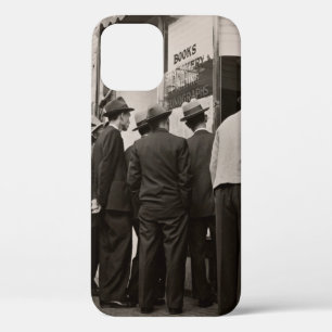 家の近くに立つ男性のグレースケール写真 iPhone 12ケース