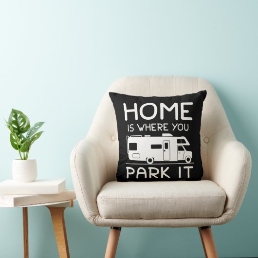 家はそれをおもしろいなキャンピングカー駐車するところです クッション (椅子)