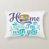 家はどこにいても一緒にいる – かわいいレトロキャンパー アクセントクッション (正面)
