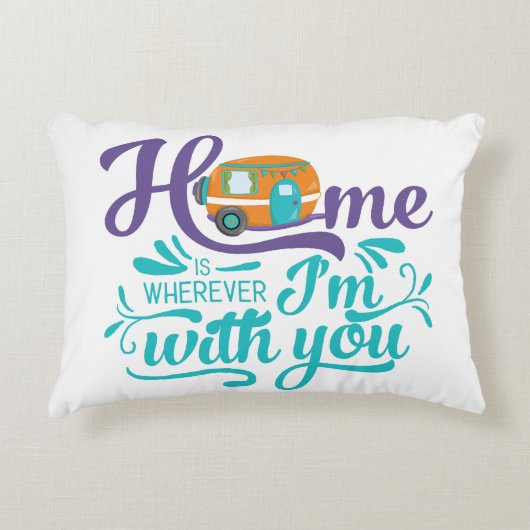 家はどこにいても一緒にいる – かわいいレトロキャンパー アクセントクッション (正面)