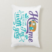 家はどこにいても一緒にいる – かわいいレトロキャンパー アクセントクッション (裏面(縦))