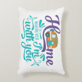 家はどこにいても一緒にいる – かわいいレトロキャンパー アクセントクッション (正面(垂直))