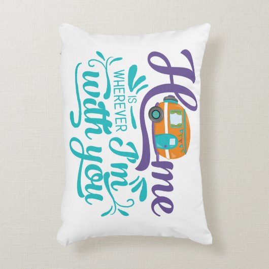 家はどこにいても一緒にいる – かわいいレトロキャンパー アクセントクッション (正面(垂直))