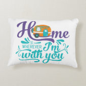 家はどこにいても一緒にいる – かわいいレトロキャンパー アクセントクッション (裏面)