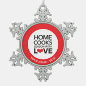 家は愛の季節を調理します スノーフレークピューターオーナメント (正面)