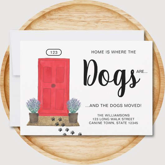 家は犬がドアを動いている 案内状