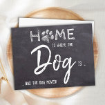 家は犬が移動する引っ越しました犬である 案内ポストカード<br><div class="desc">家は犬がいる場所…犬は移動した！お友達最高のには、この可愛くておもしろい犬の動く告知カードで動きを発表させて素朴な黒板石板デザイン..名前と新しいアドレスで背面をパーソナライズする。このペットの動く告知は、すべての犬のママ、犬のパパと愛犬家に必須！COPYRIGHT © 2020 Judy Burrows,  Black Dog Art - All Rights Reserved.ホームは、犬が引っ越しました犬の移動発表はがき</div>
