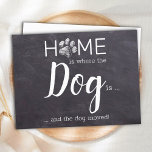家は、犬が移動している移動している場所である ポストカード<br><div class="desc">家は犬がいる場所…犬は移動した！お友達最高のには、この可愛くておもしろい犬の動く告知カードで動きを発表させて素朴な黒板石板デザイン..名前と新しいアドレスで背面をパーソナライズする。この犬の動く告知は、すべての犬のママ、犬のパパと愛犬家に必須だ！COPYRIGHT © 2020 Judy Burrows,  Black Dog Art - All Rights Reserved.家は犬が移動している場所である犬の移動発表はがき</div>