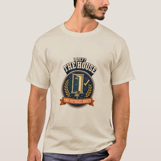 家を出た レトロな内向型の勝利バッジ Tシャツ (正面)