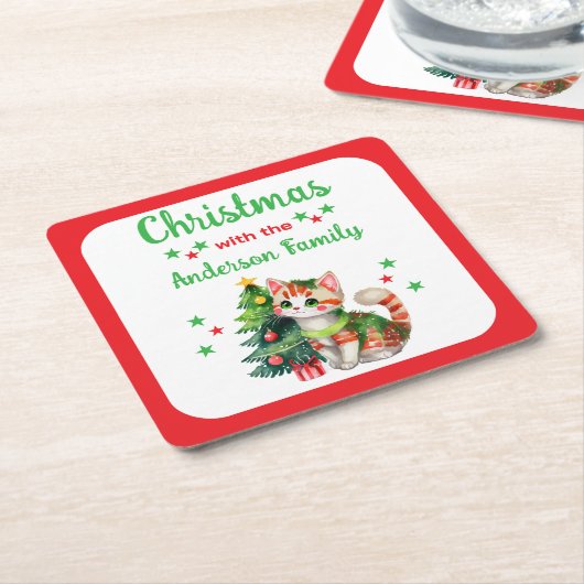 家カスタム名ツリーと猫の赤クリスマス スクエアペーパーコースター (アングル)