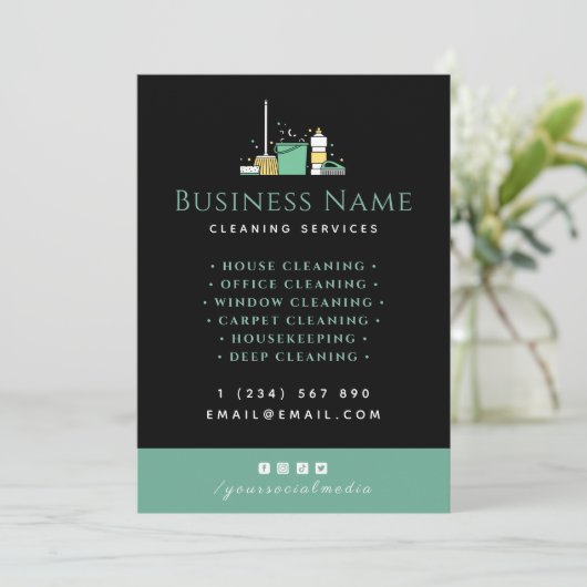 家保の清掃サービスのメイド名刺 招待状 (スタンド正面)