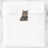 家庭内のタビー猫の舐める男性のヘッドショット スクエアシール (バッグ)