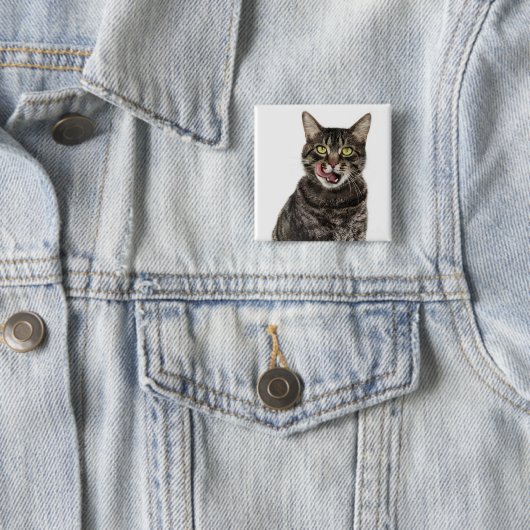 家庭内のタビー猫の舐める男性のヘッドショット 缶バッジ (インサイチュ)