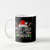 家族おそろいクリスマスでトナカイをなでるのが一番好き コーヒーマグカップ (左)